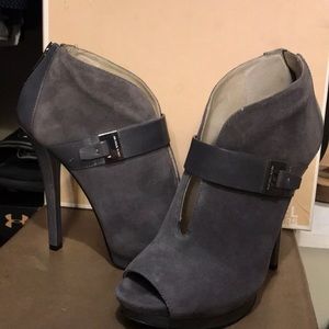 Size 71/2 Michael kors booties.